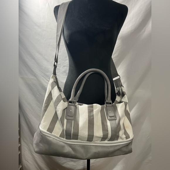 Ulta Striped Weekend Bag Gray White Spacious Travel Tote Lightweight carryall - Picture 2 of 7